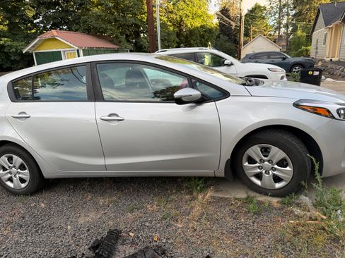 Used 2017 Kia Forte LX FWD image 2