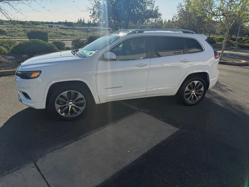 Used 2019 Jeep Cherokee Overland w/ Technology Group image 2