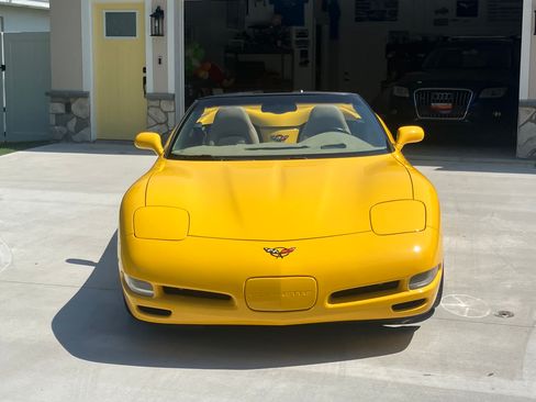 Used 2001 Chevrolet Corvette Convertible w/ Preferred Equipment Group2 RWD image 1