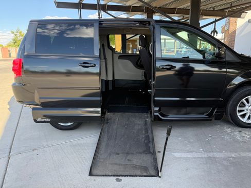 Used 2014 Dodge Grand Caravan SXT image 2