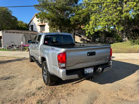 Used 2017 Toyota Tacoma TRD Sport w/ Tow Package RWD image 4