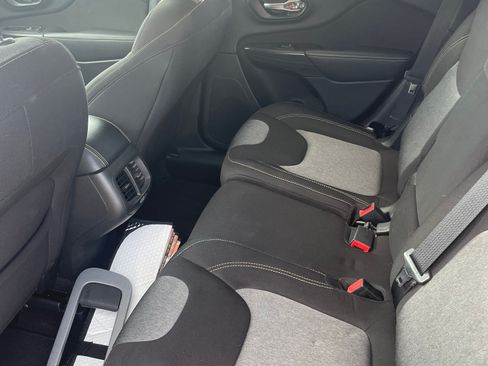 Used 2017 Jeep Cherokee Sport FWD image 9
