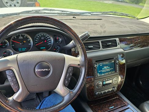 Used 2010 GMC Yukon Denali image 10