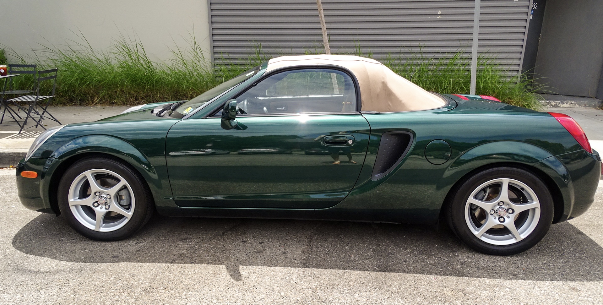 Used 2002 Toyota MR2 w/ Leather Pkg RWD image 4
