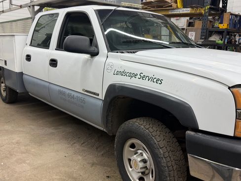 Used 2004 Chevrolet Silverado 2500 W/T AWD/4WD image 3