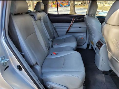 Used 2012 Toyota Highlander Limited w/ Tow Pkg image 4