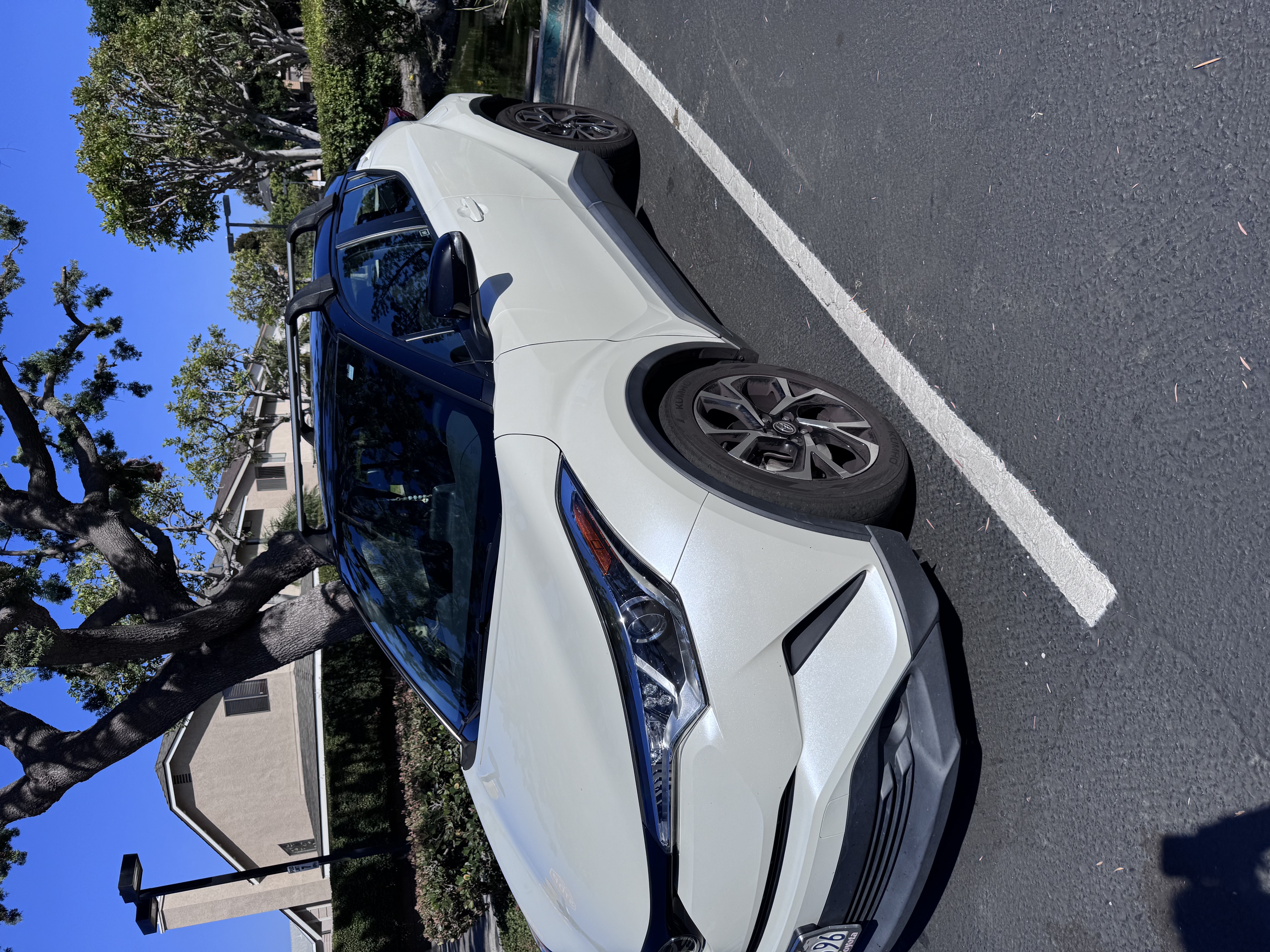 Used 2019 Toyota C-HR XLE FWD image 6