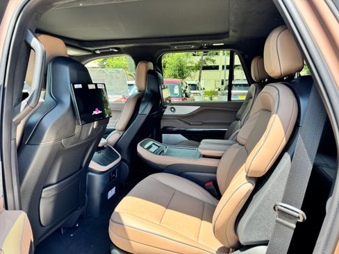 Used 2025 Lincoln Navigator Black Label AWD/4WD image 9
