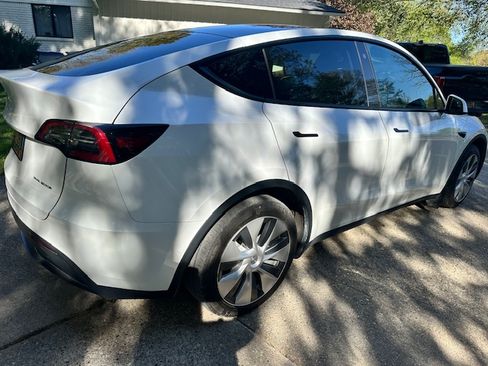 Used 2022 Tesla Model Y Long Range image 15