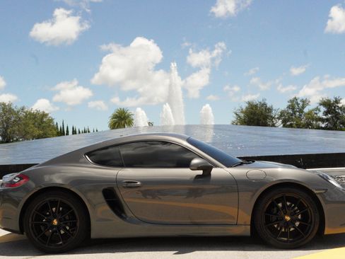 Used 2016 Porsche Cayman image 2