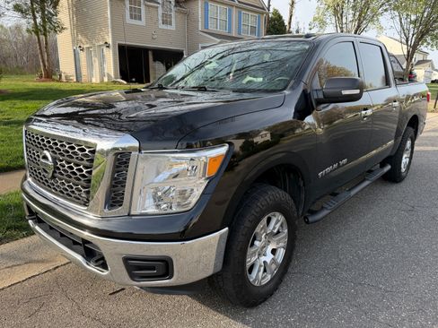 Used 2018 Nissan Titan SV image 17