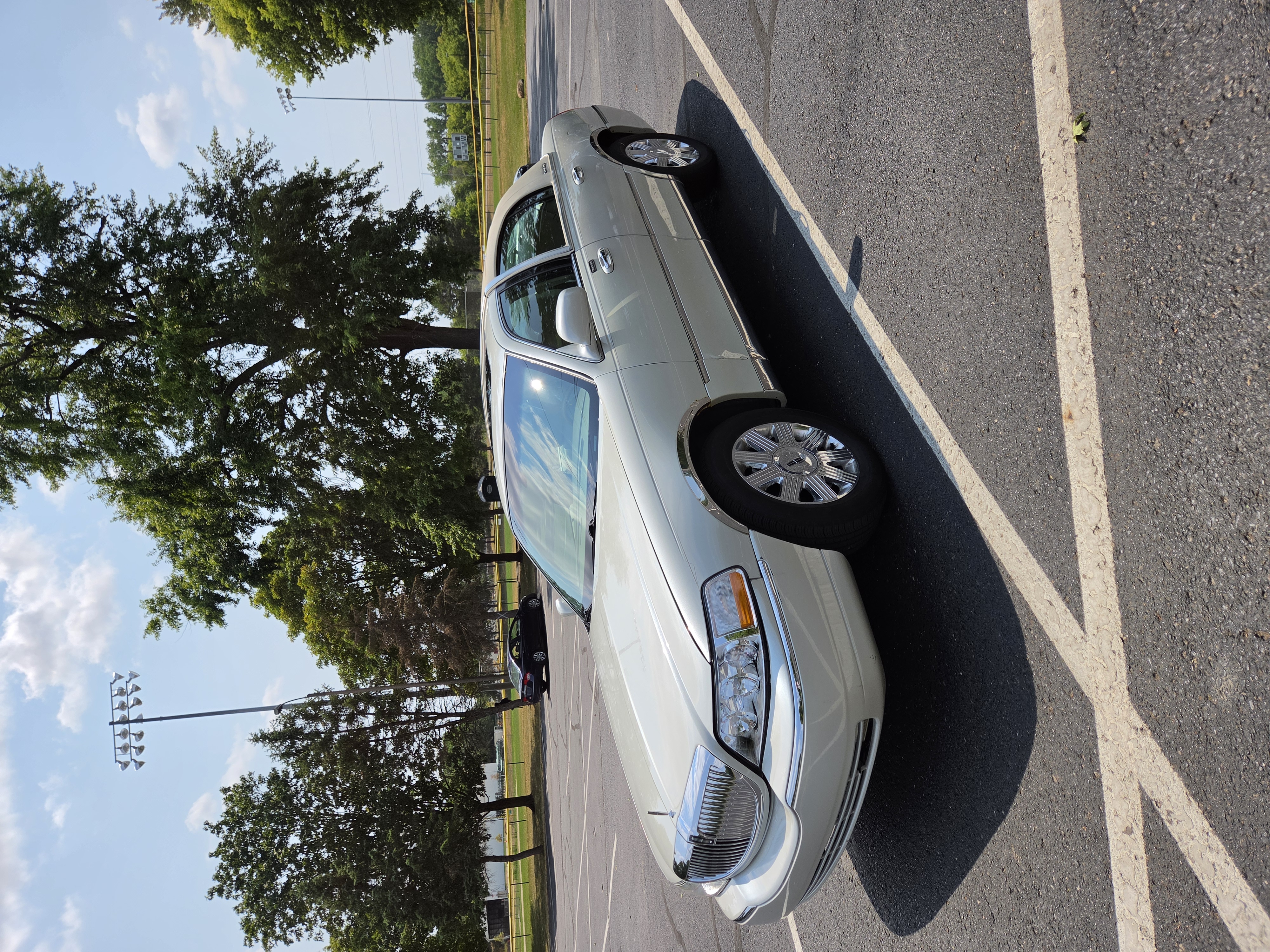 Used 2005 Lincoln Town Car Signature Limited RWD image 1