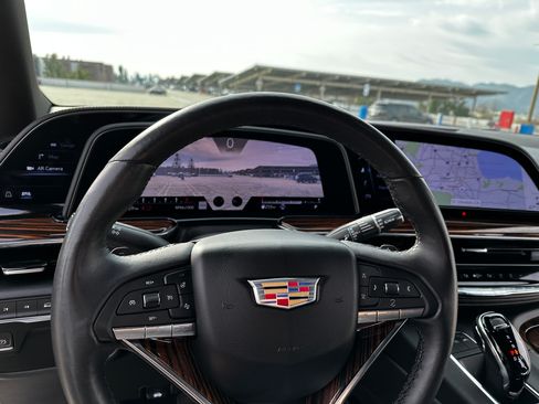 Used 2023 Cadillac Escalade Luxury image 8