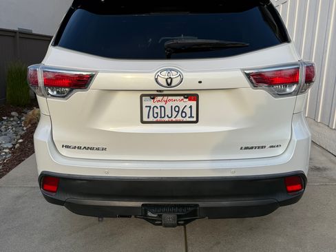 Used 2014 Toyota Highlander Limited image 10
