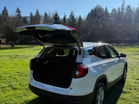 Used 2023 GMC Terrain SLE image 11