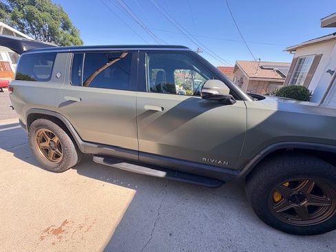 Used 2022 Rivian R1S Launch Edition image 4