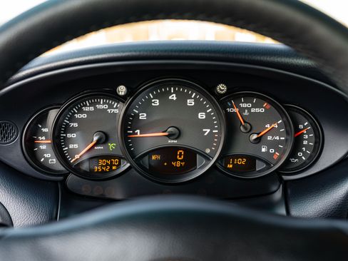 Used 2000 Porsche 911 Carrera 4 image 16