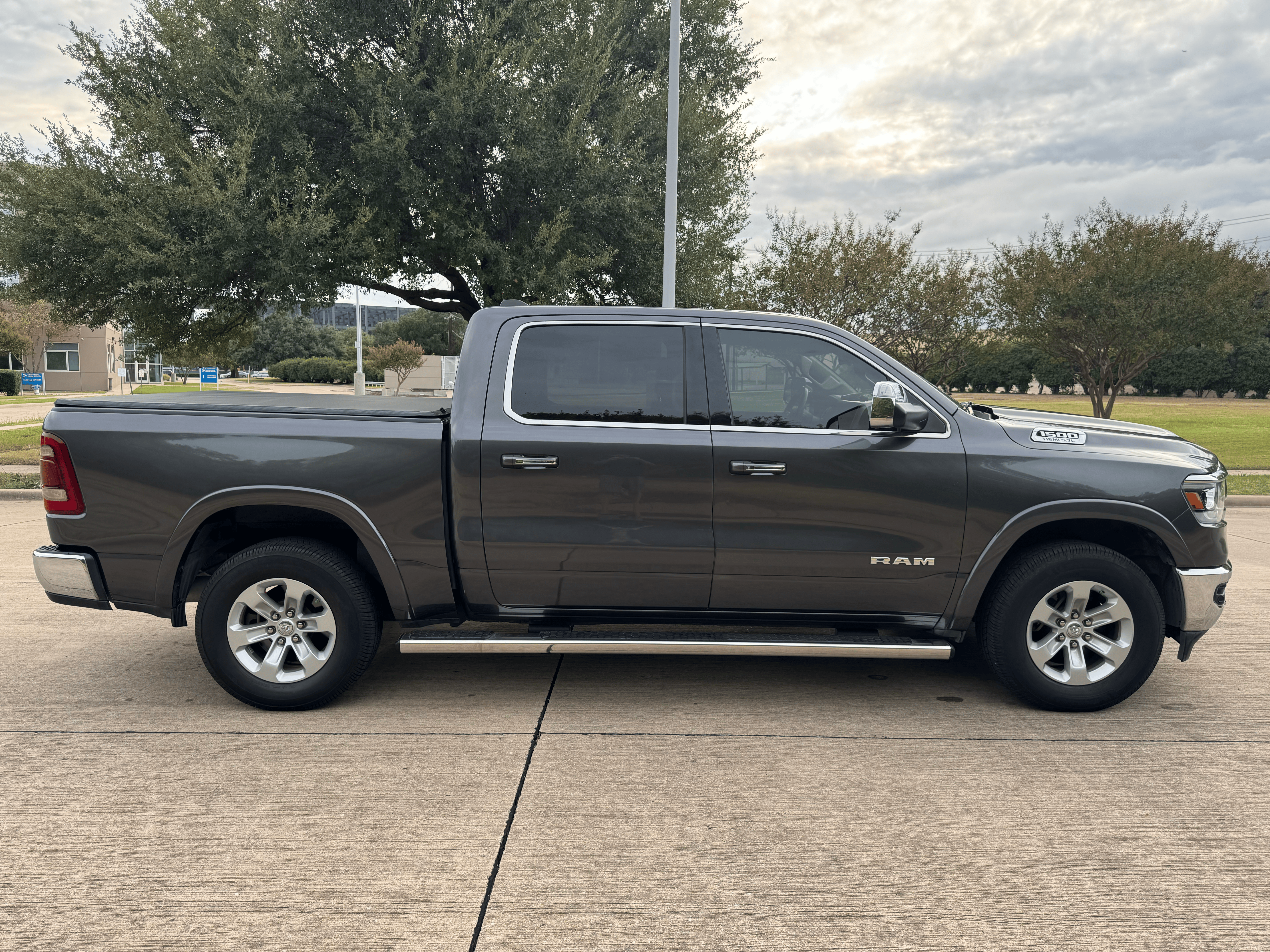 Used 2019 RAM 1500 Laramie AWD/4WD image 9