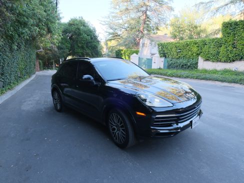 Used 2022 Porsche Cayenne Platinum Edition image 4