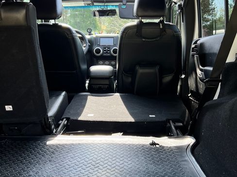 Used 2018 Jeep Wrangler Unlimited Sahara w/ Connectivity Group AWD/4WD image 26