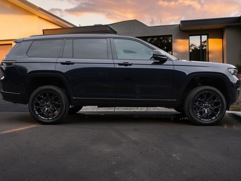 Used 2023 Jeep Grand Cherokee L Summit AWD/4WD image 9
