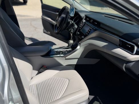 Used 2018 Toyota Camry SE FWD image 12