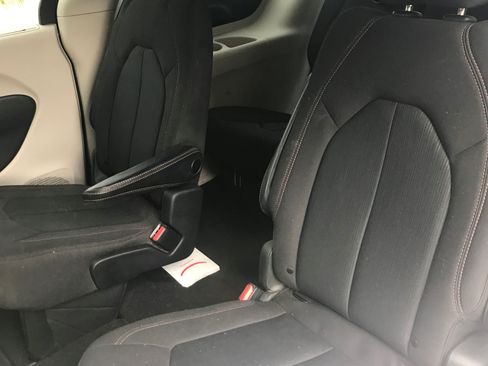 Used 2019 Chrysler Pacifica Touring Plus image 10