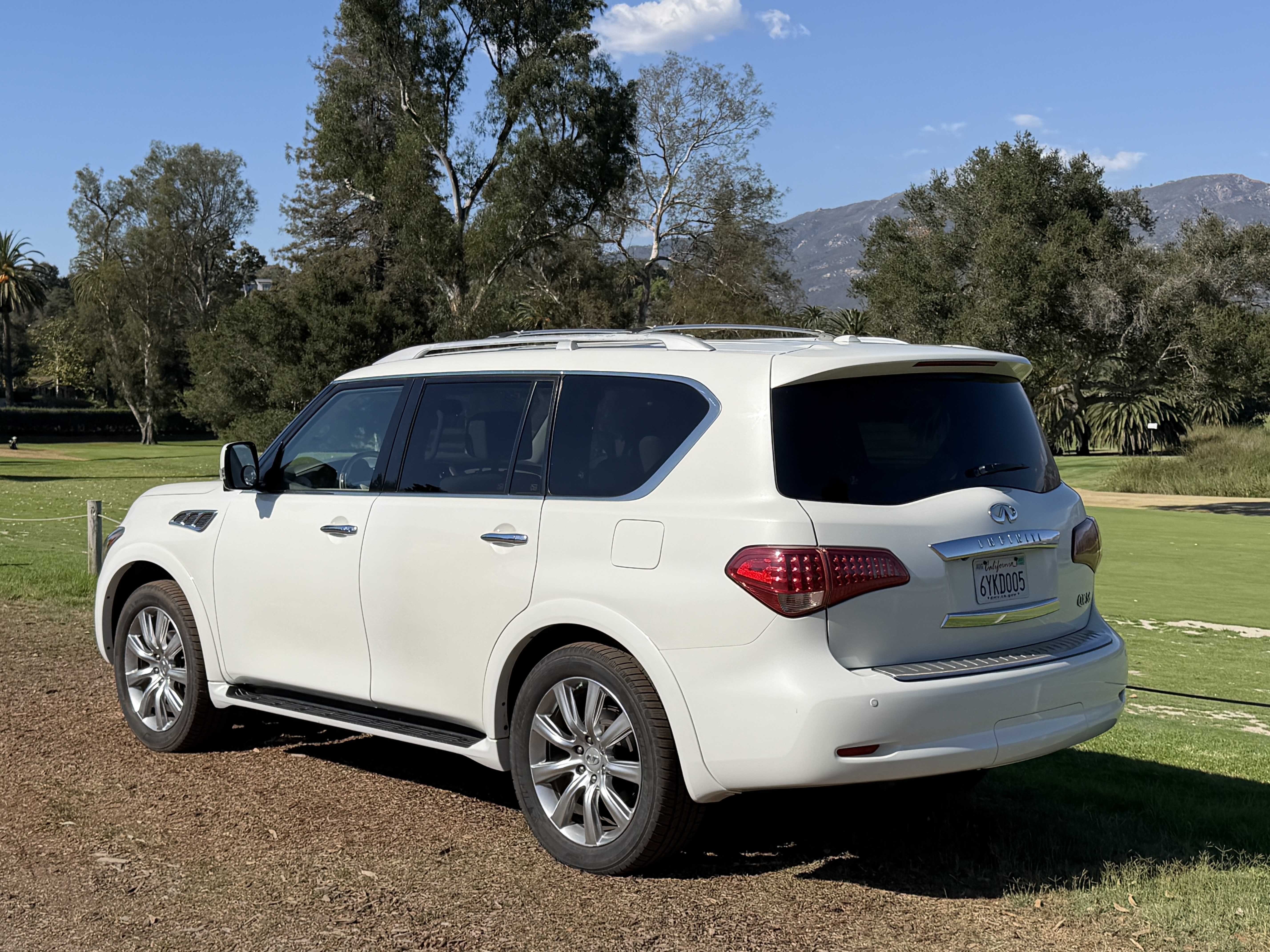Used 2012 INFINITI QX56 4WD w/ Deluxe Touring Pkg image 4