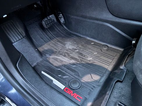 Used 2018 GMC Acadia SLE image 17