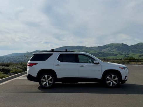 Used 2019 Chevrolet Traverse LT w/ LT Premium Package image 2