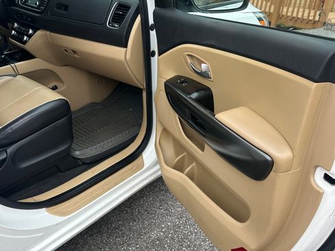 Used 2019 Kia Sedona EX image 12
