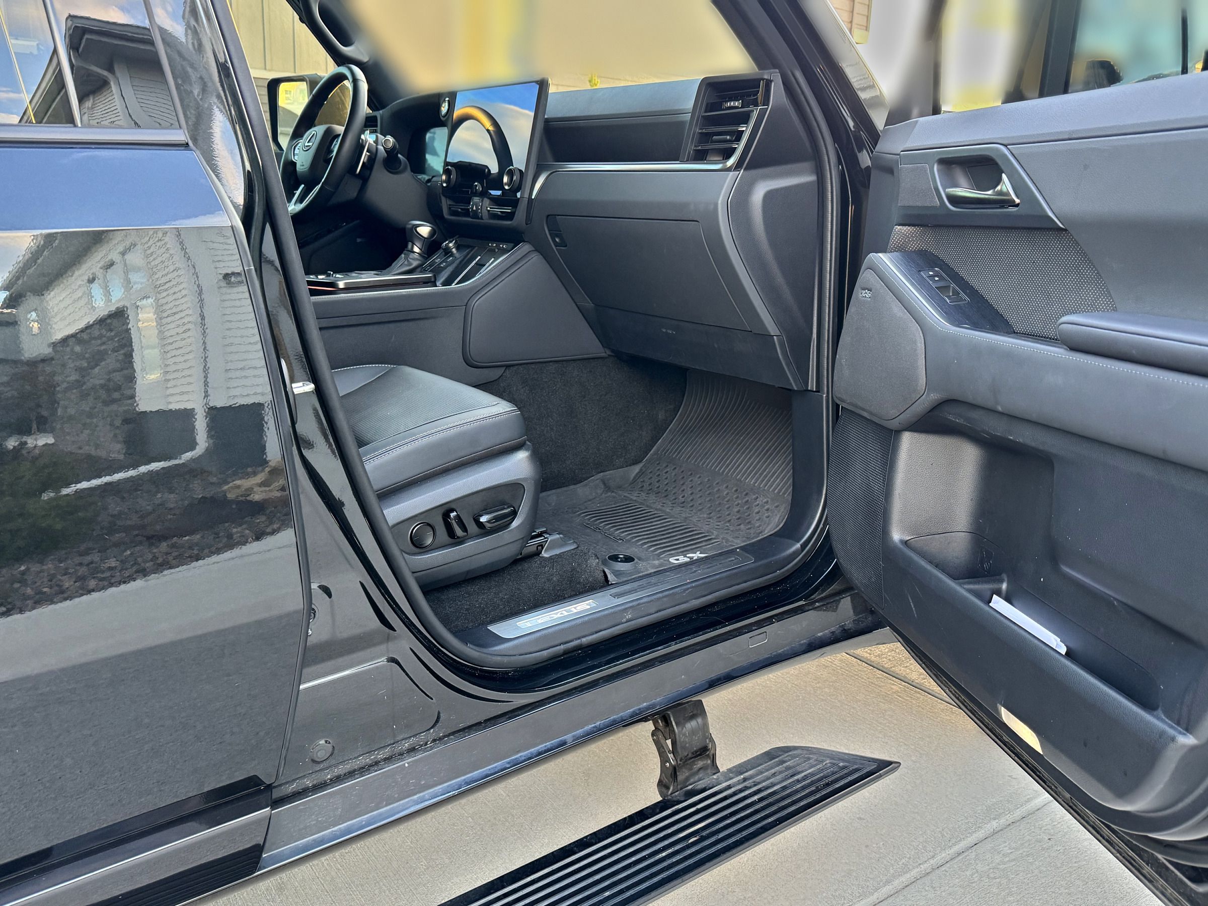 Used 2025 Lexus GX 550 w/ Accessory Package (2T) AWD/4WD image 13