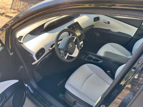 Used 2018 Toyota Prius Two image 8