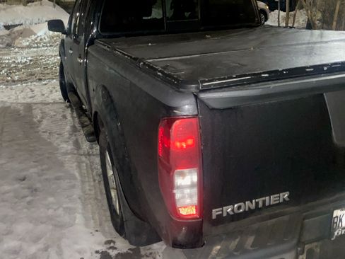 Used 2010 Nissan Frontier SE image 5