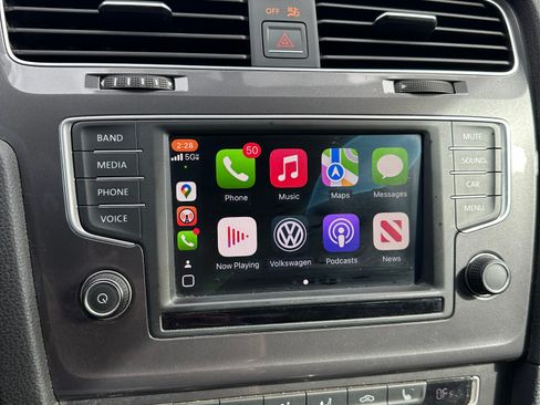 Used 2016 Volkswagen e-Golf SE w/ DC Fast Charging Package image 19