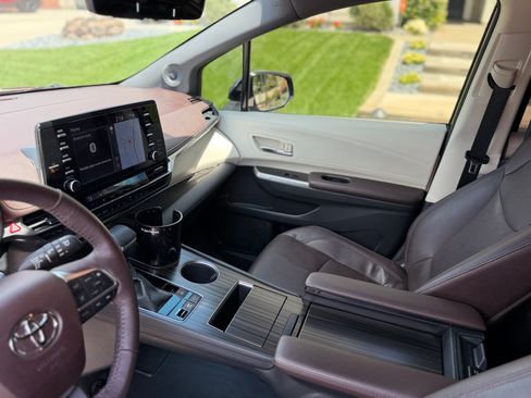 Used 2021 Toyota Sienna Platinum AWD/4WD image 2