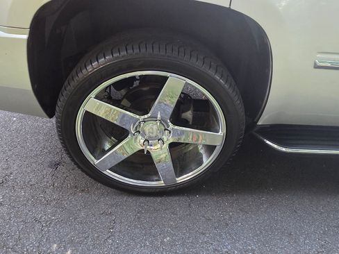 Used 2011 Cadillac Escalade Luxury image 11