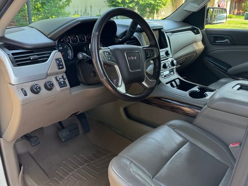 Used 2015 GMC Yukon XL SLT w/ Open Road Package AWD/4WD image 4