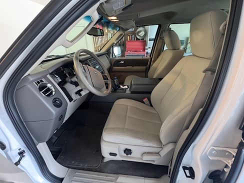 Used 2010 Ford Expedition XLT image 5