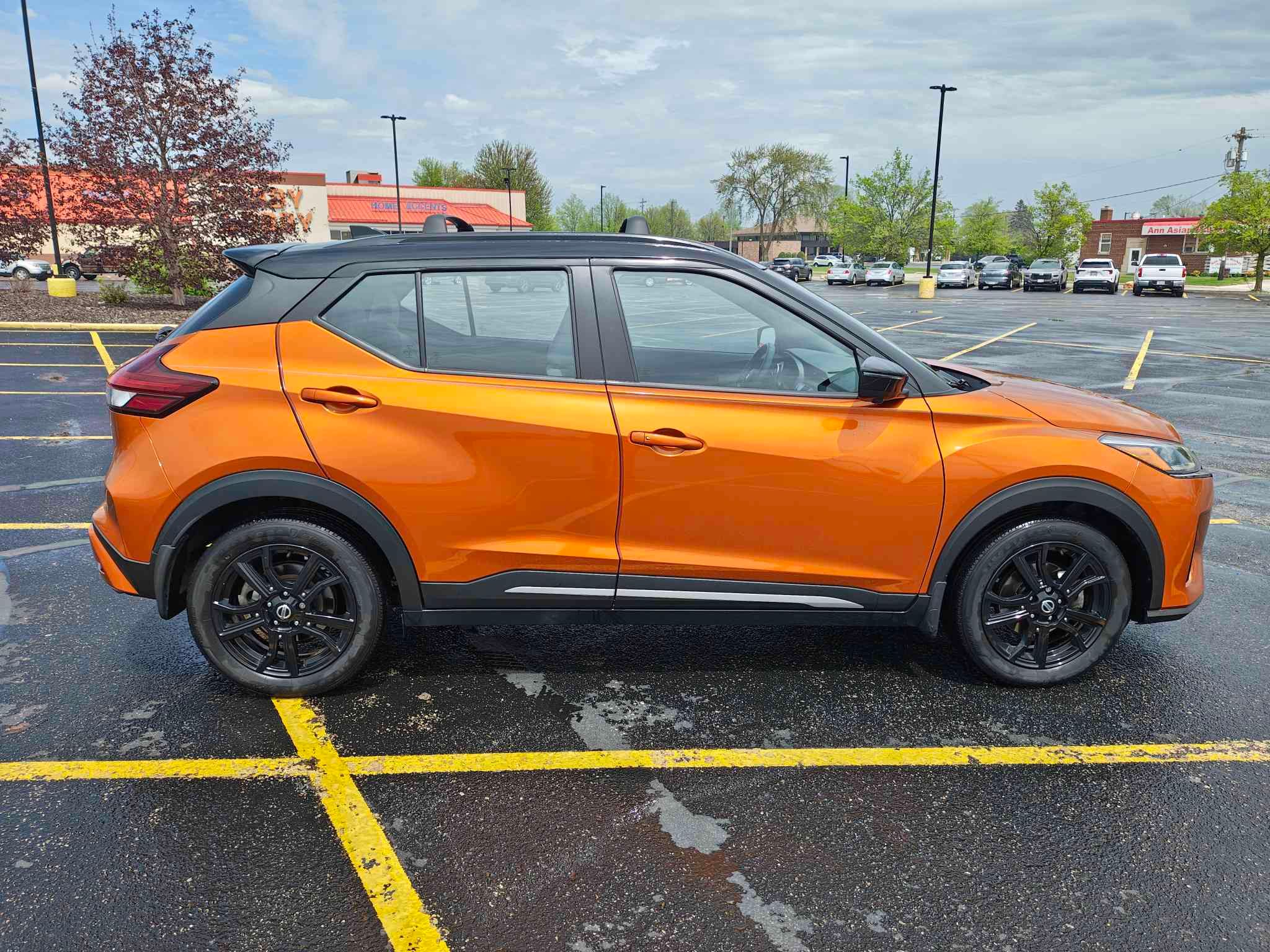 Used 2021 Nissan Kicks SR w/ SR Premium Package FWD image 4
