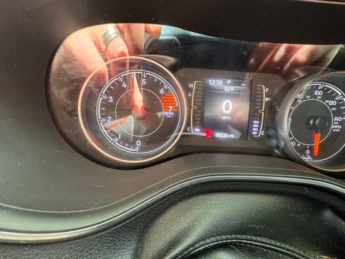 Used 2019 Jeep Cherokee Latitude Plus w/ Cold Weather Group AWD/4WD image 13