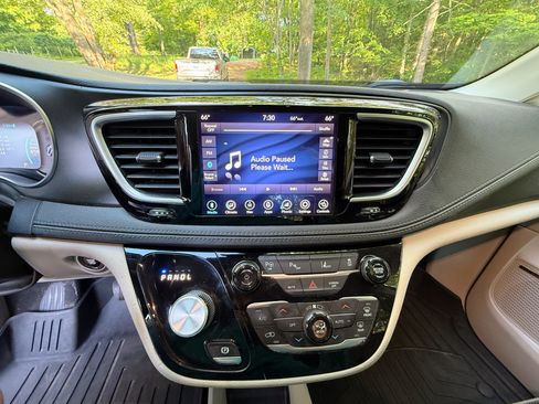 Used 2020 Chrysler Pacifica Limited w/ Advanced Safetytec Group FWD image 13