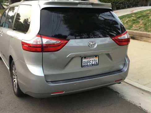 Used 2019 Toyota Sienna XLE image 4