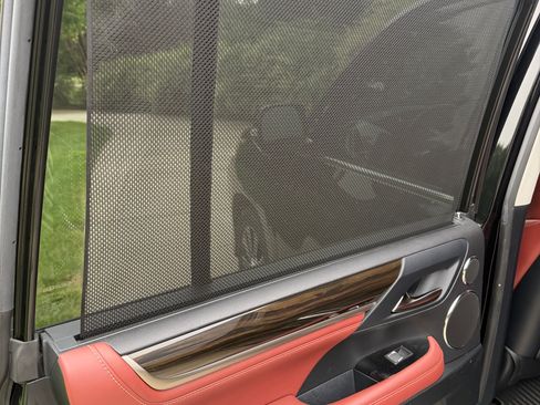 Used 2021 Lexus LX 570 4WD w/ Luxury Package image 11