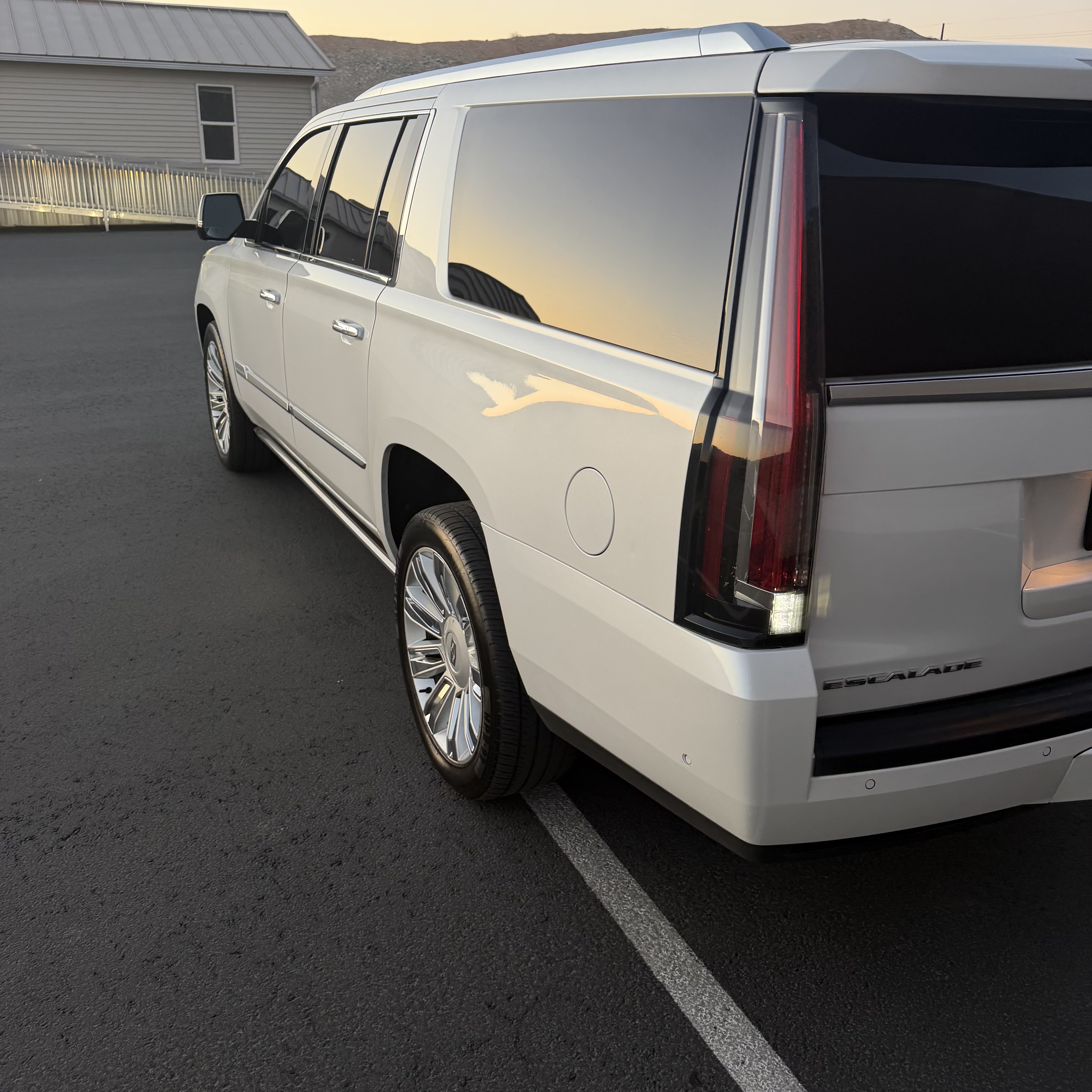 Used 2018 Cadillac Escalade ESV Platinum AWD/4WD image 9