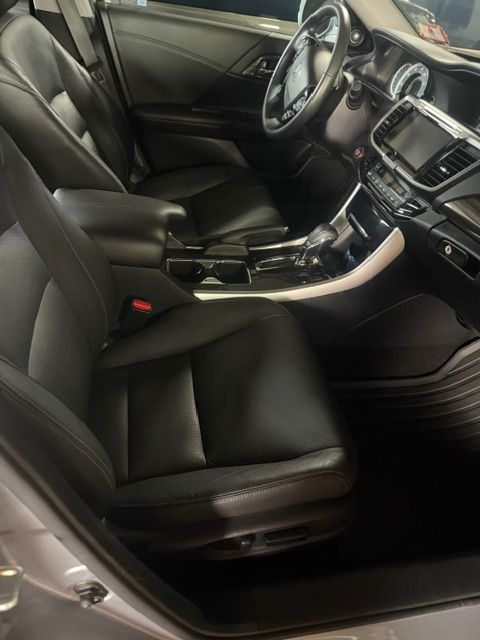 Used 2017 Honda Accord Touring image 10