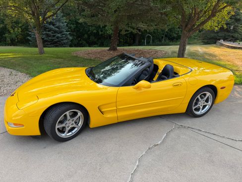 Used 2002 Chevrolet Corvette Convertible w/ Preferred Equipment Group2 RWD image 1