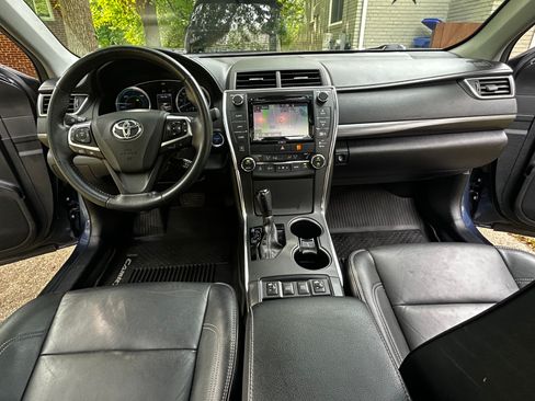 Used 2017 Toyota Camry XLE w/ Moonroof Package FWD image 9