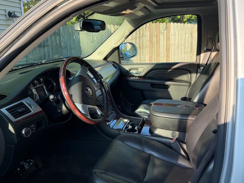 Used 2010 Cadillac Escalade ESV Premium AWD/4WD image 11