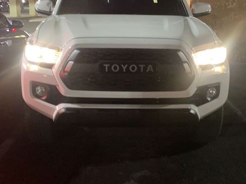 Used 2021 Toyota Tacoma TRD Off-Road w/ Technology Package AWD/4WD image 2